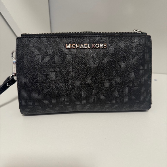 Michael Kors Wallet/phone holder wristlet - Picture 1 of 5